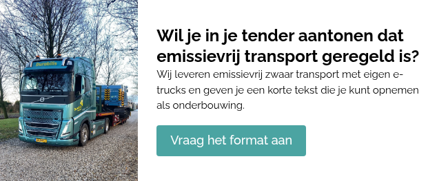 Elektrische vrachtwagen onderweg met bouwmachine grint