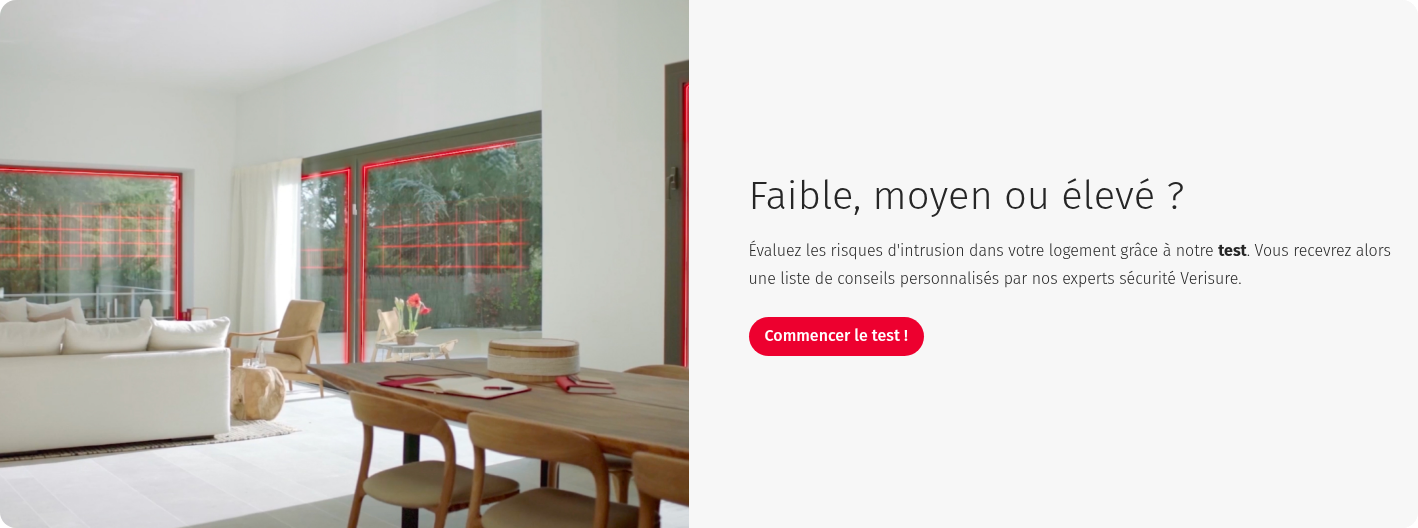 Salon moderne avec des fenêtres équipées d'un système de sécurité à grille laser rouge.