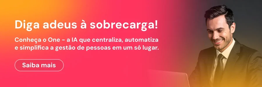 Homem de terno sorrindo usando um laptop, promovendo a centralização e automação na gestão de pessoas com inteligência artificial. Comunicação profissional.