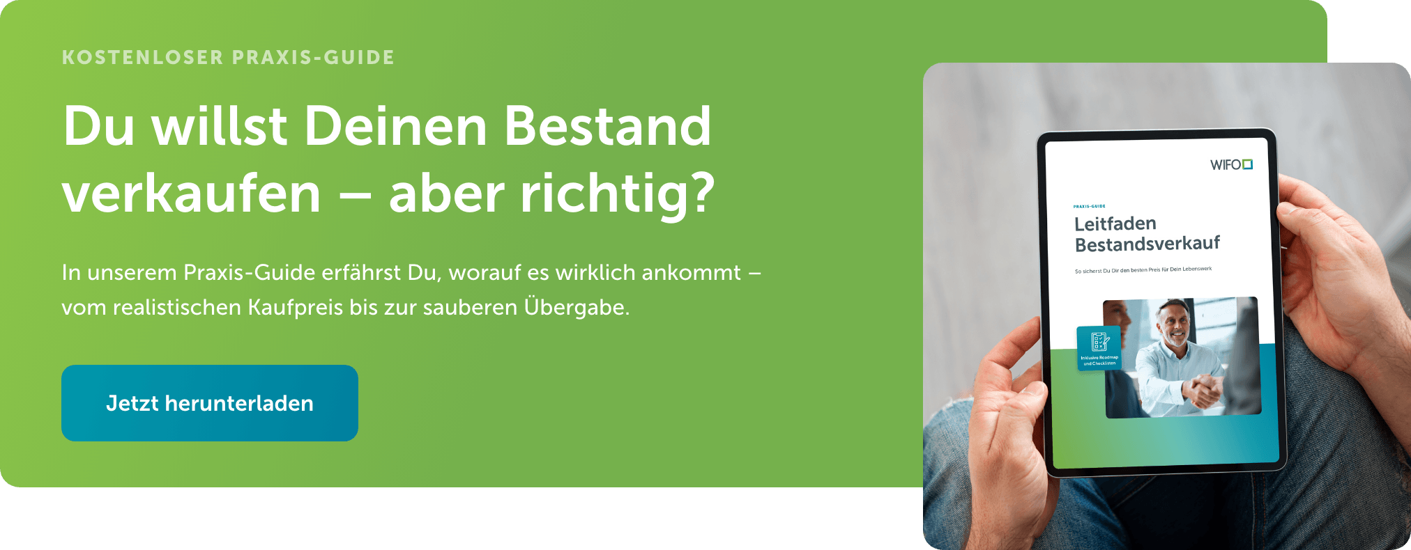Bild-CTA zum Praxis-Guide Bestandsverkauf. Ein Versicherungsmakler hält ein Notebook mit dem Titelbild des Praxis-Guides in den Händen.