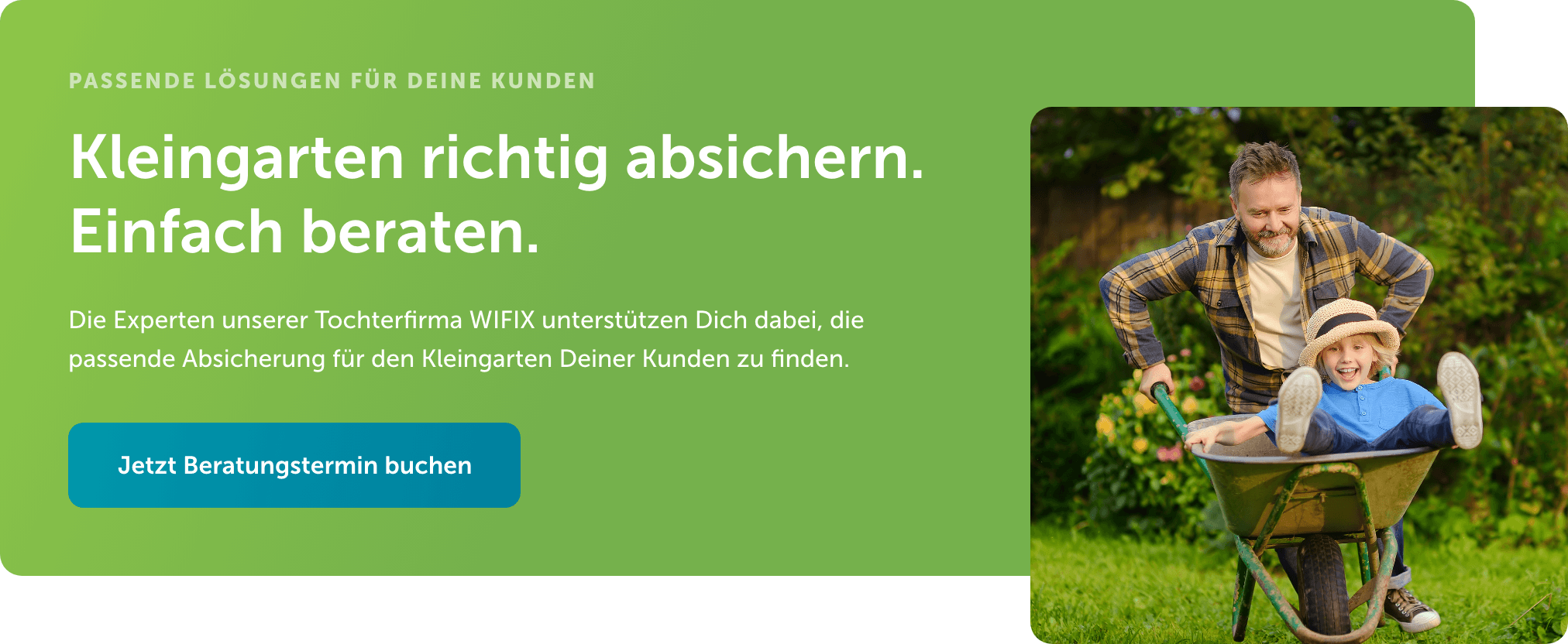 CTA mit Button und Bild: Vater fährt seinen Sohn in einer Schubkarre durch einen Kleingarten.